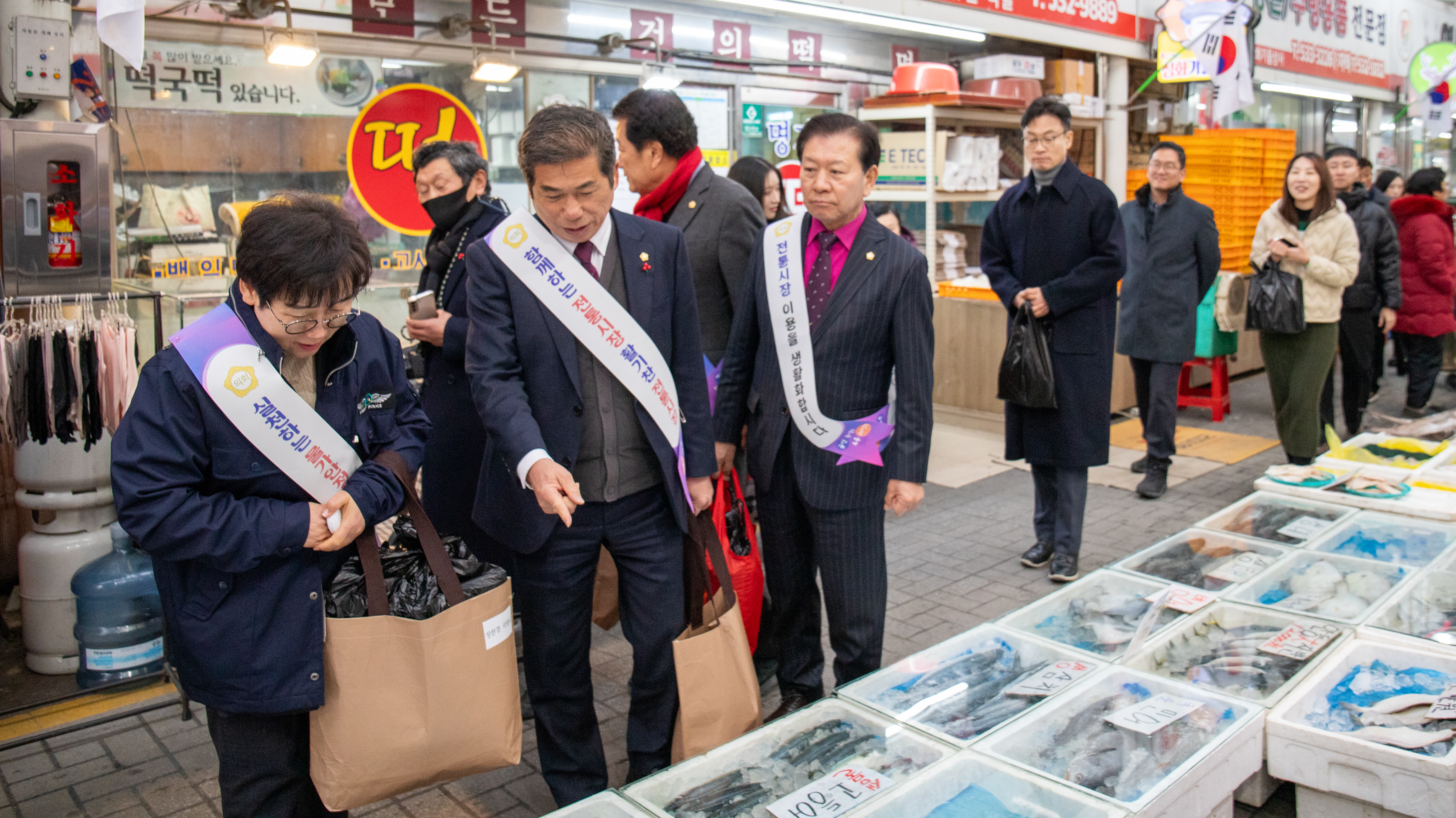 진천군의회, 설맞이 장보기 행사 진행2