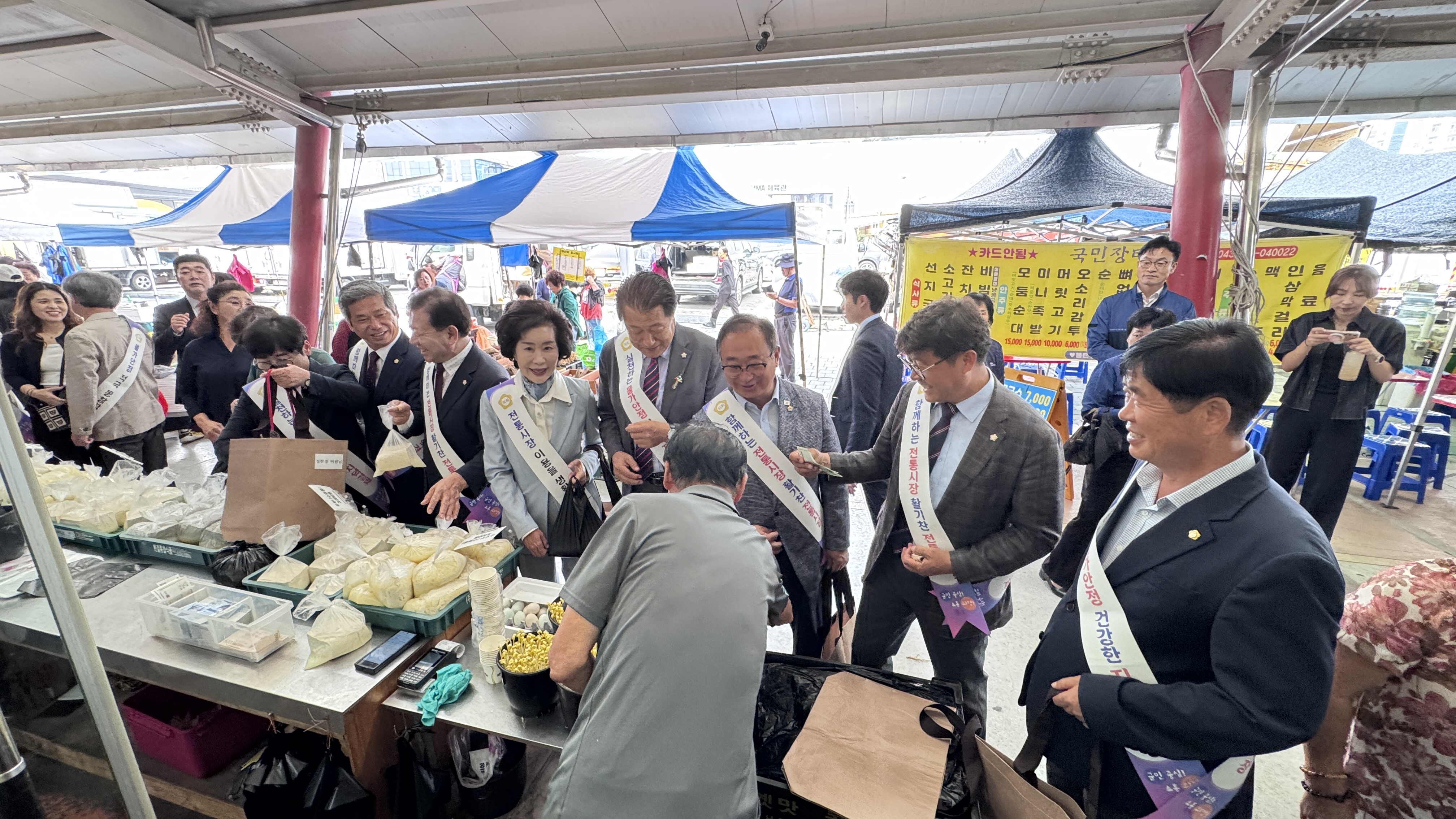 ‘전통시장에 활력을! 진천군의회, 추석맞이 장보기 행사 실시2