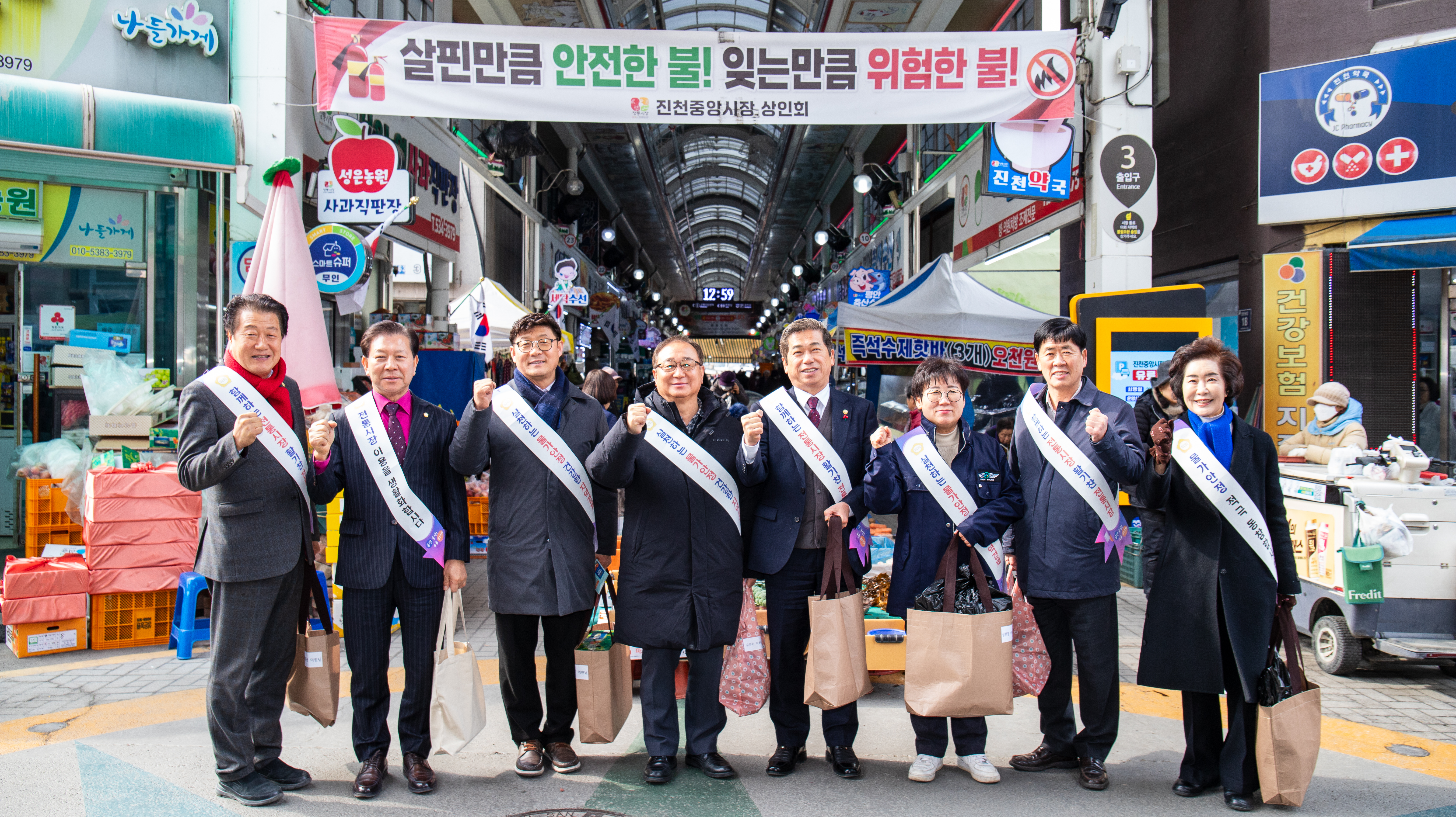 진천군의회, 설맞이 장보기 행사 진행1